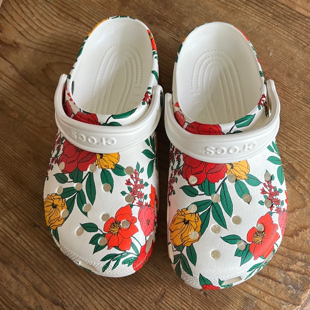 Crocs :: floral :: like new, worn twice :: size 8
